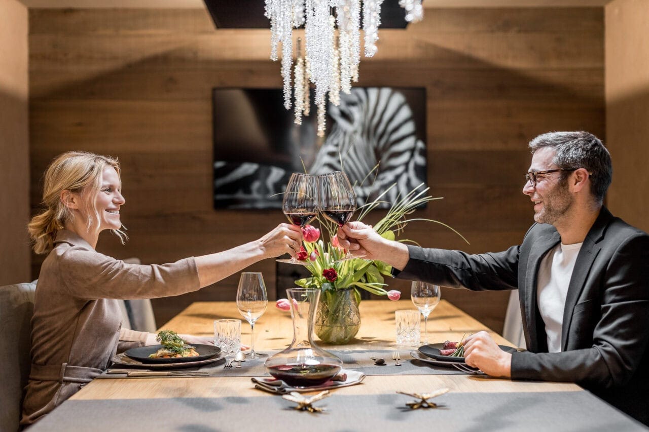 Paar stößt mit Wein im Restaurant an.