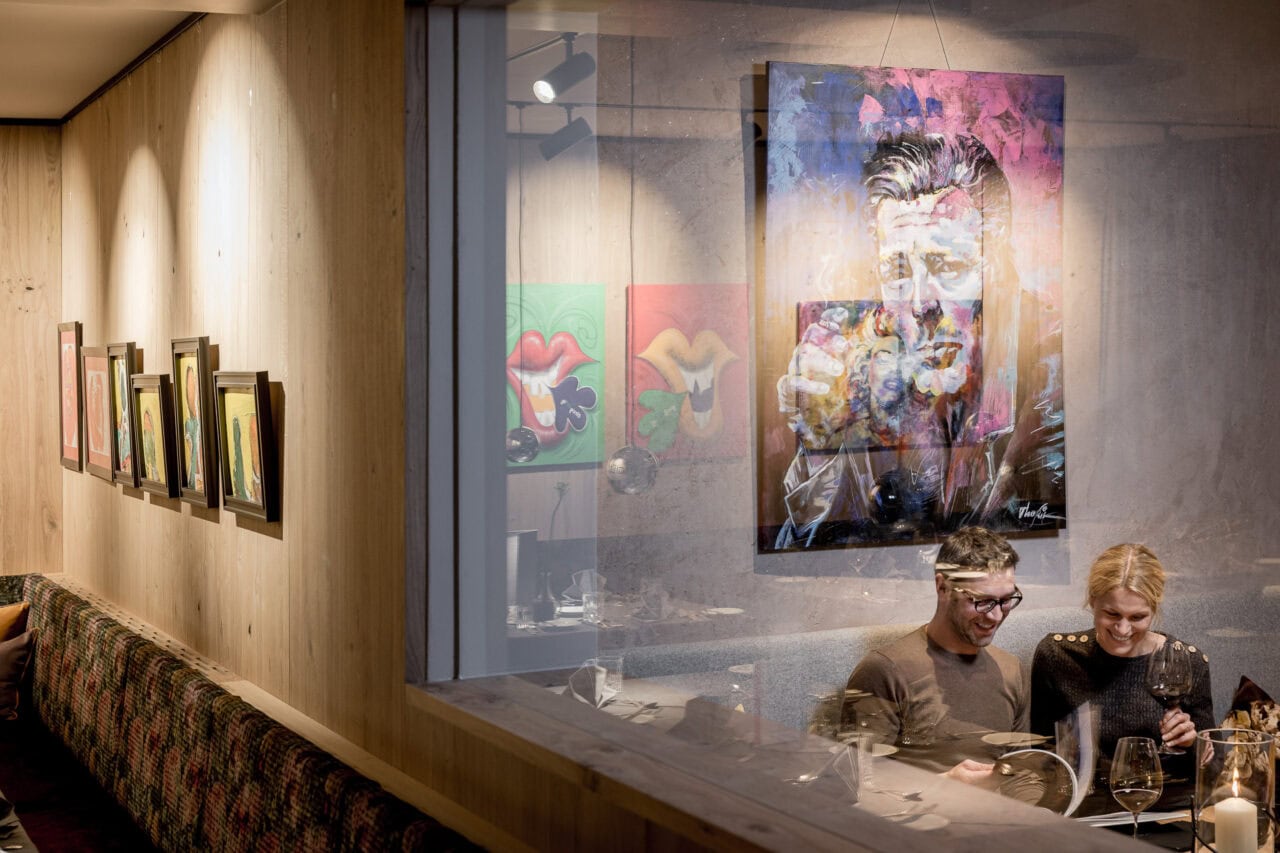 Restaurant mit moderner Kunst an der Wand.