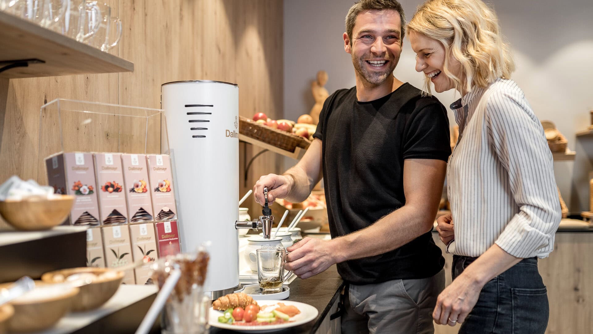 Lächelndes Paar beim Kaffeezapfen im Café.