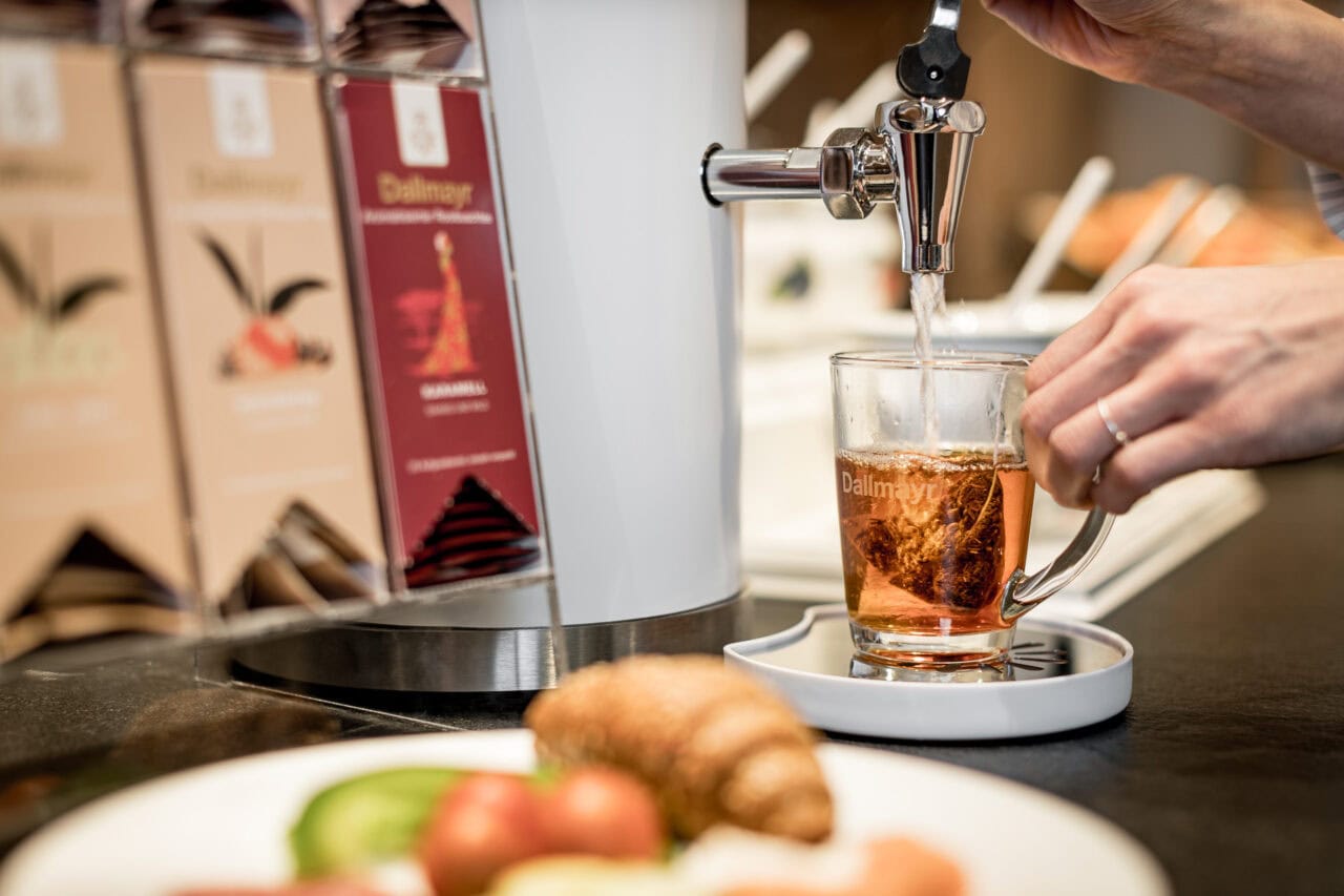 Tee-Zapfanlage befüllt Glas in Küche