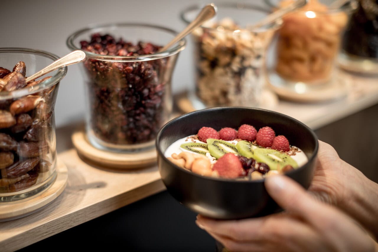 Frühstücksschüssel mit Joghurt, Früchten und Nüssen