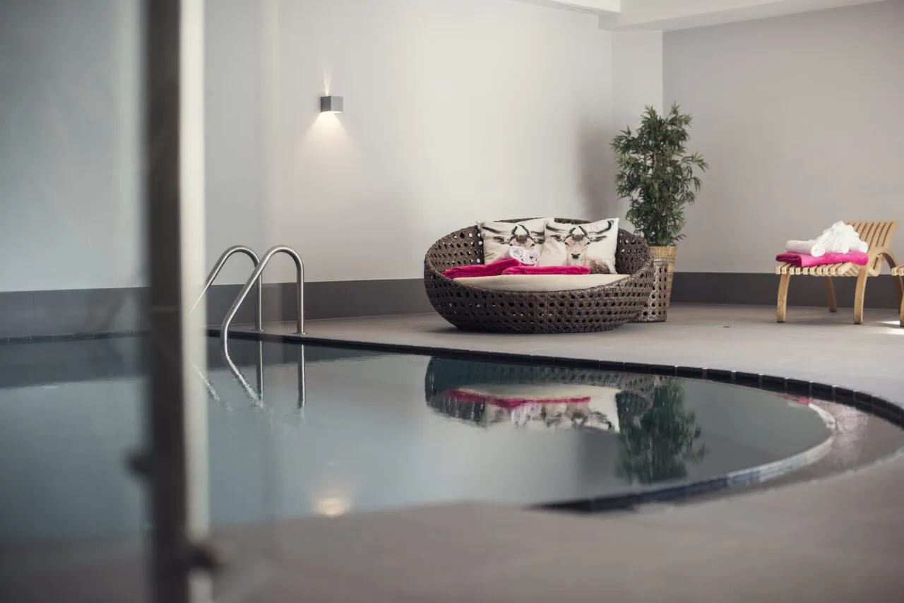 Moderner Innenpool mit gemütlicher Sitzecke