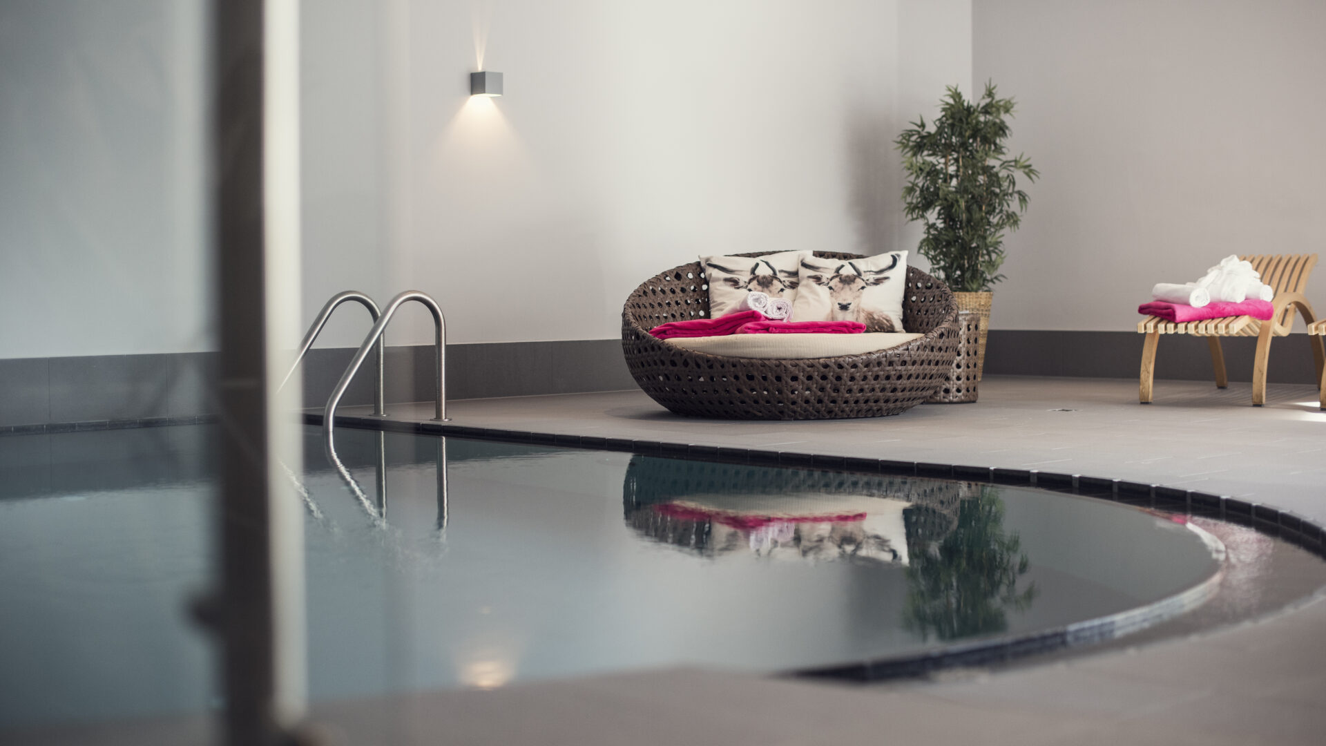 Moderner Innenpool mit gemütlicher Sitzecke