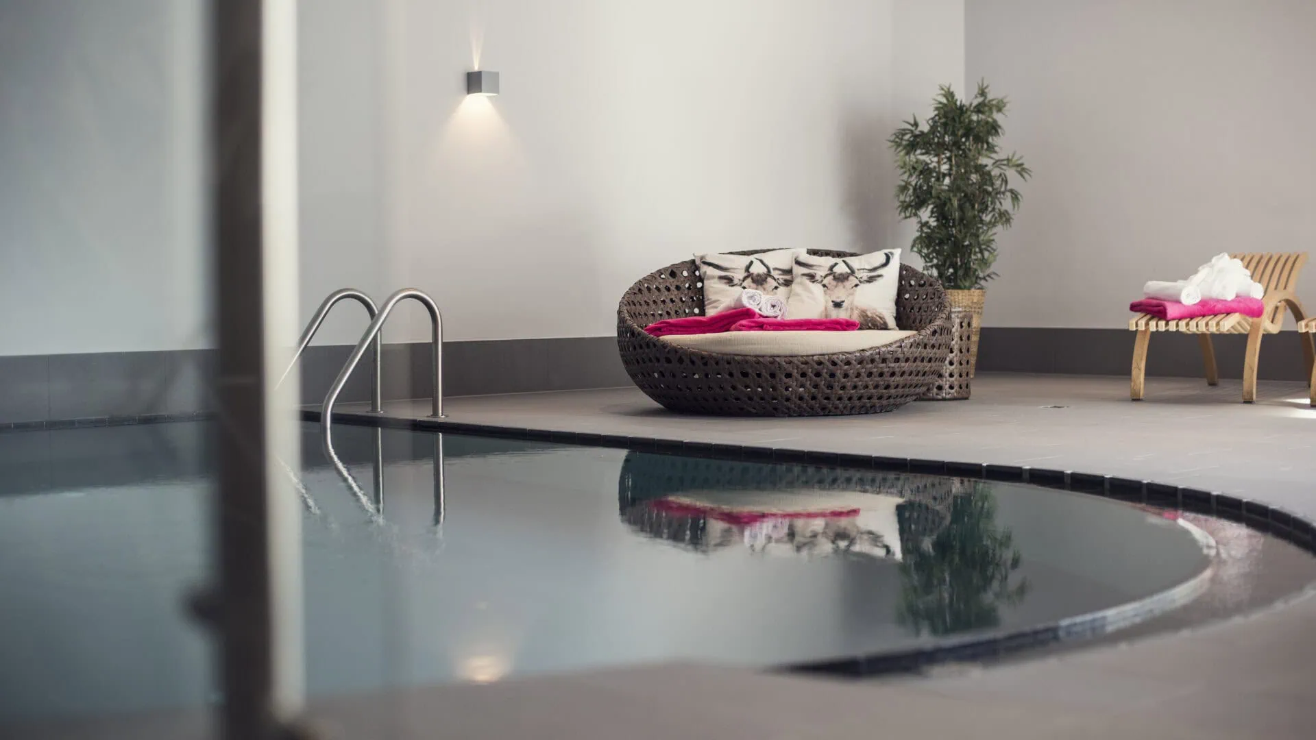 Moderner Innenpool mit gemütlicher Sitzecke