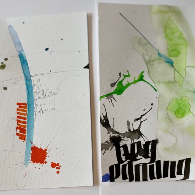 Abstrakte Kunst mit Schrift und Farbklecksen