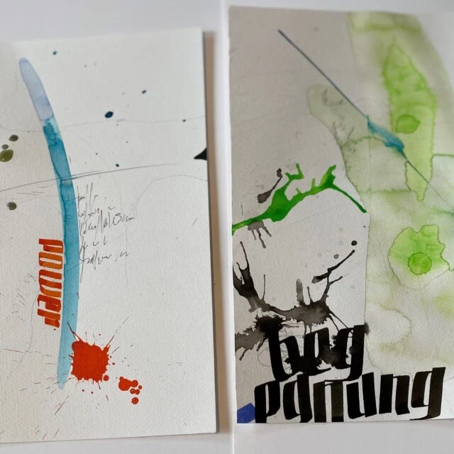 Abstrakte Kunst mit Schrift und Farbklecksen