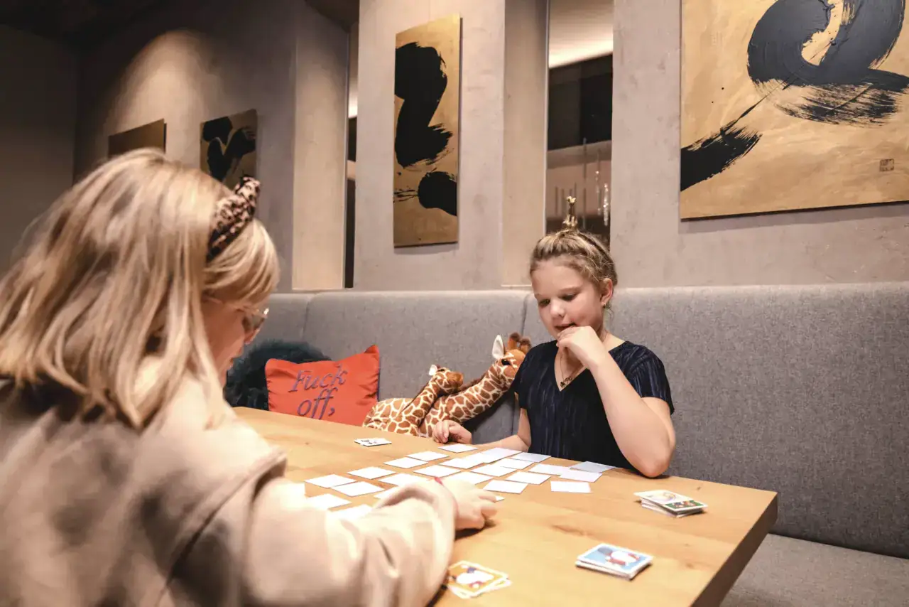 Gemütliches Spielen mit Kindern im Naudererhof, entspannte Atmosphäre im Hotel.
