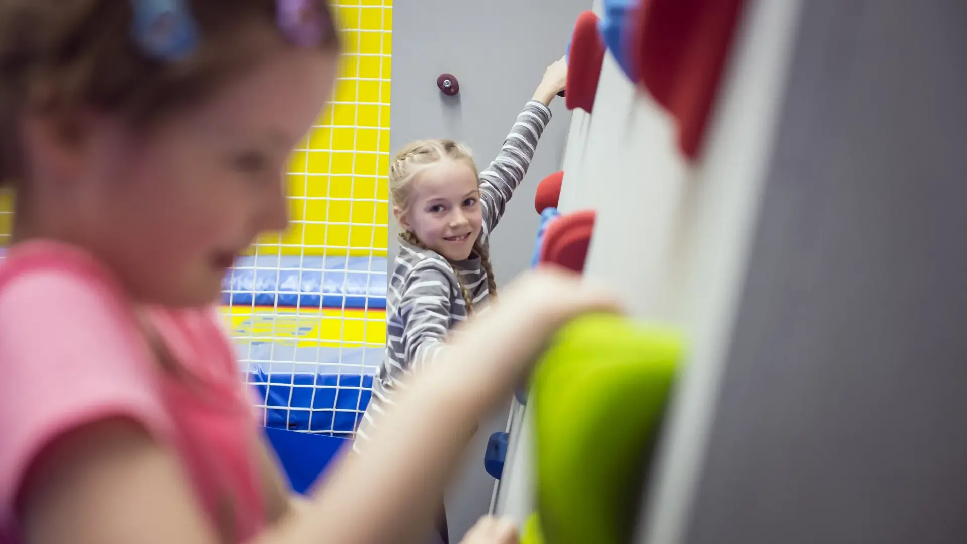 Kinder spielen an Kletterwand