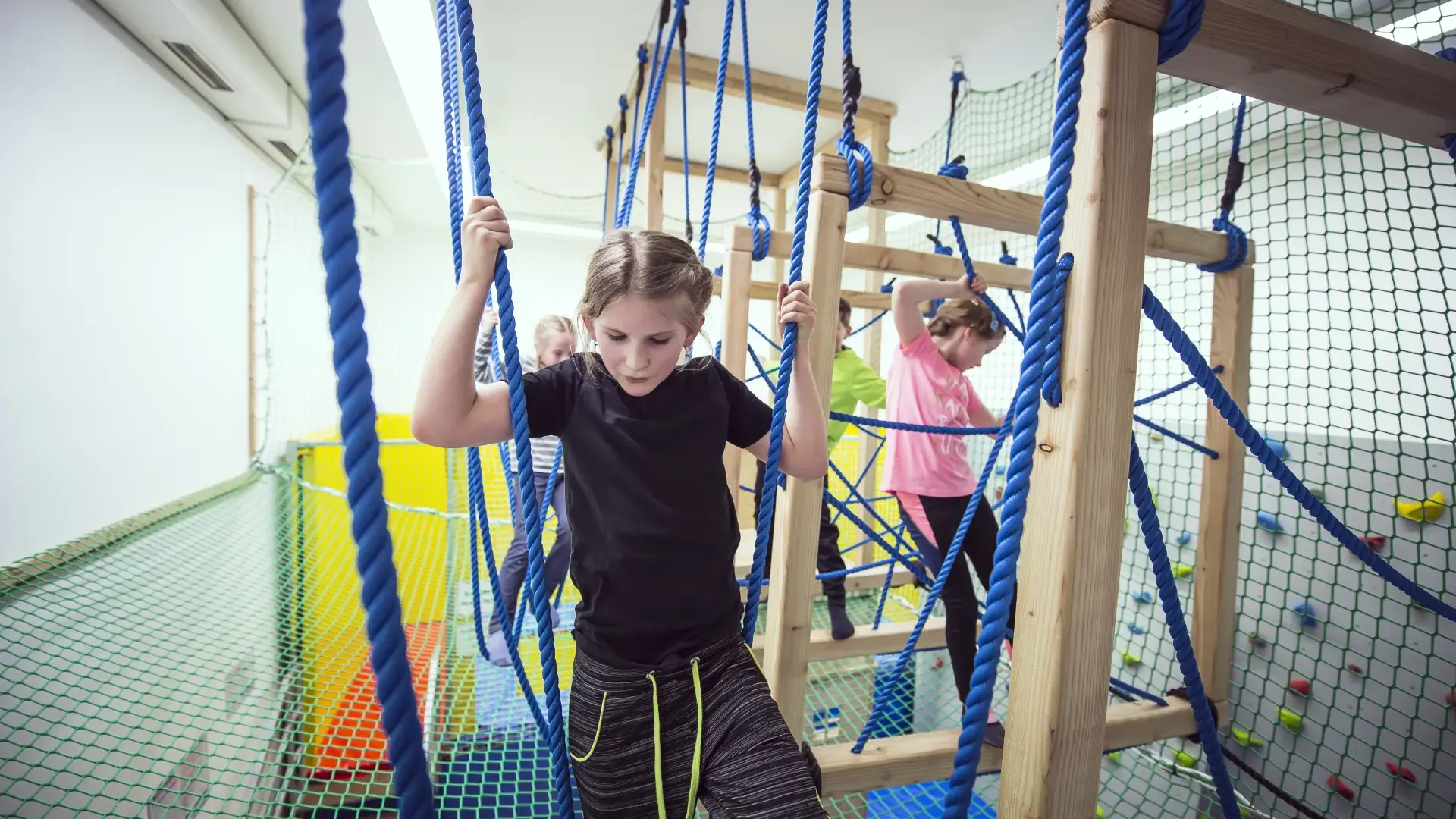 Kinder im Kletterparkour mit Seilen