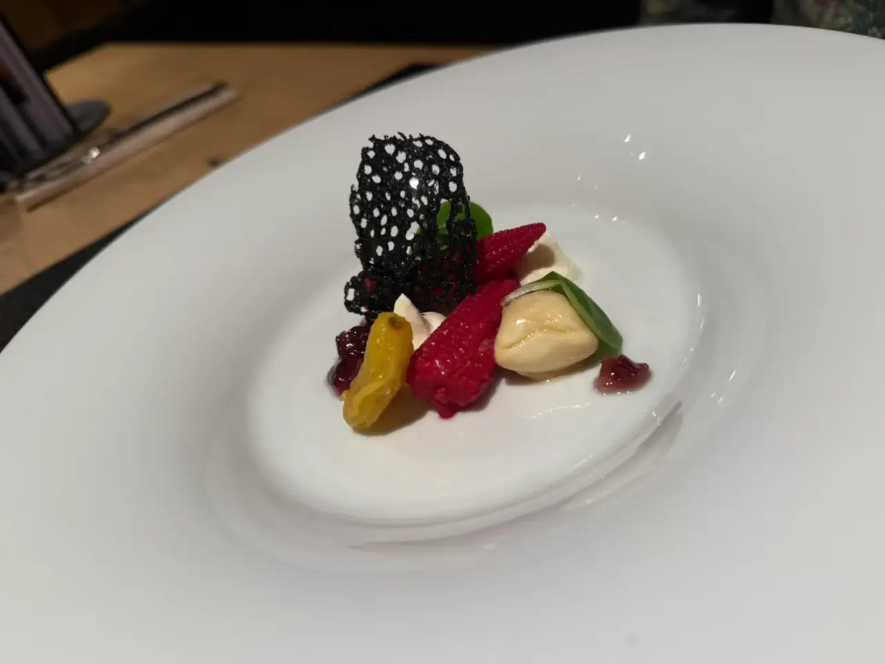 Kunstvoll angerichtete Vorspeise mit bunten Zutaten.