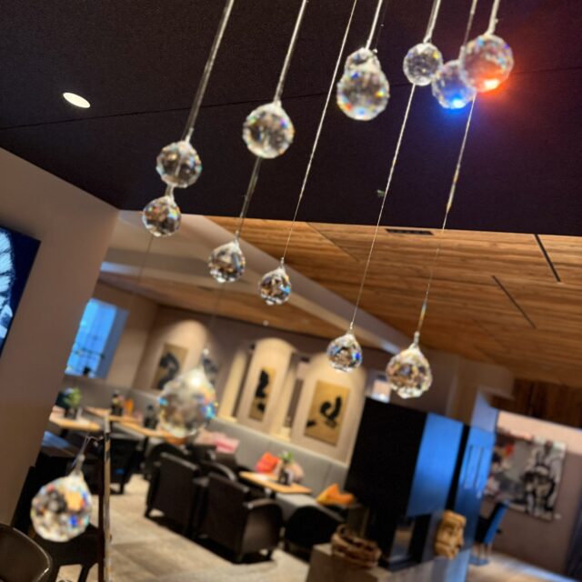 Moderne Lounge mit Hängelampen