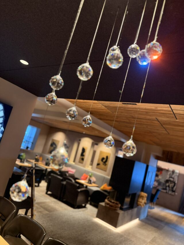 Moderne Lounge mit Hängelampen