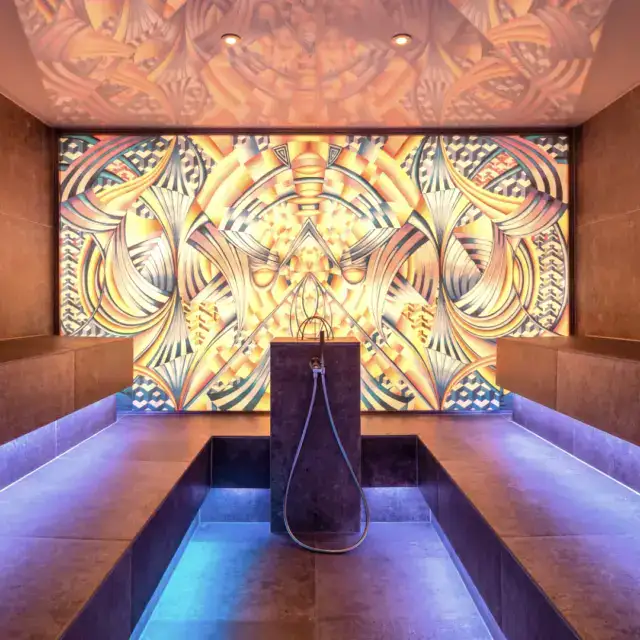 Buntes Mosaik in einem modernen Dampfbad
