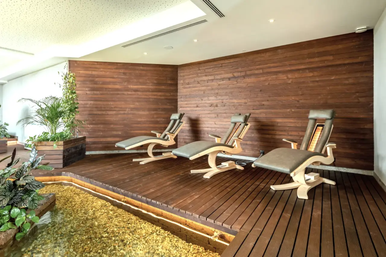 Entspannungsbereich mit Liegestühlen und Pflanzen