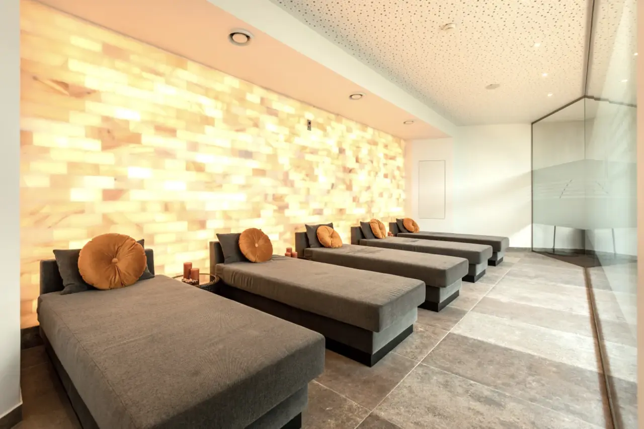 Entspannungsraum mit Liegen und beleuchteter Wand