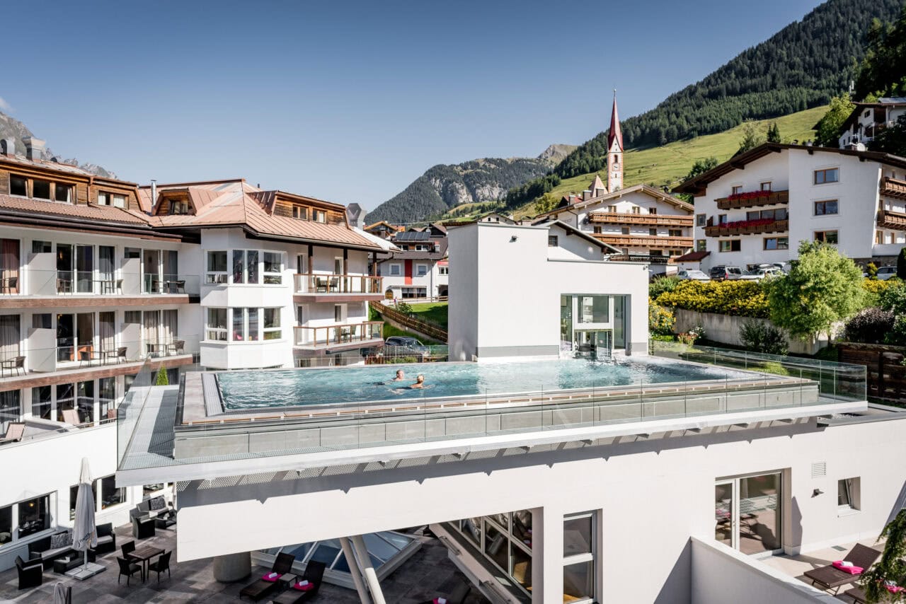 Hotel mit Infinity-Pool vor Berglandschaft
