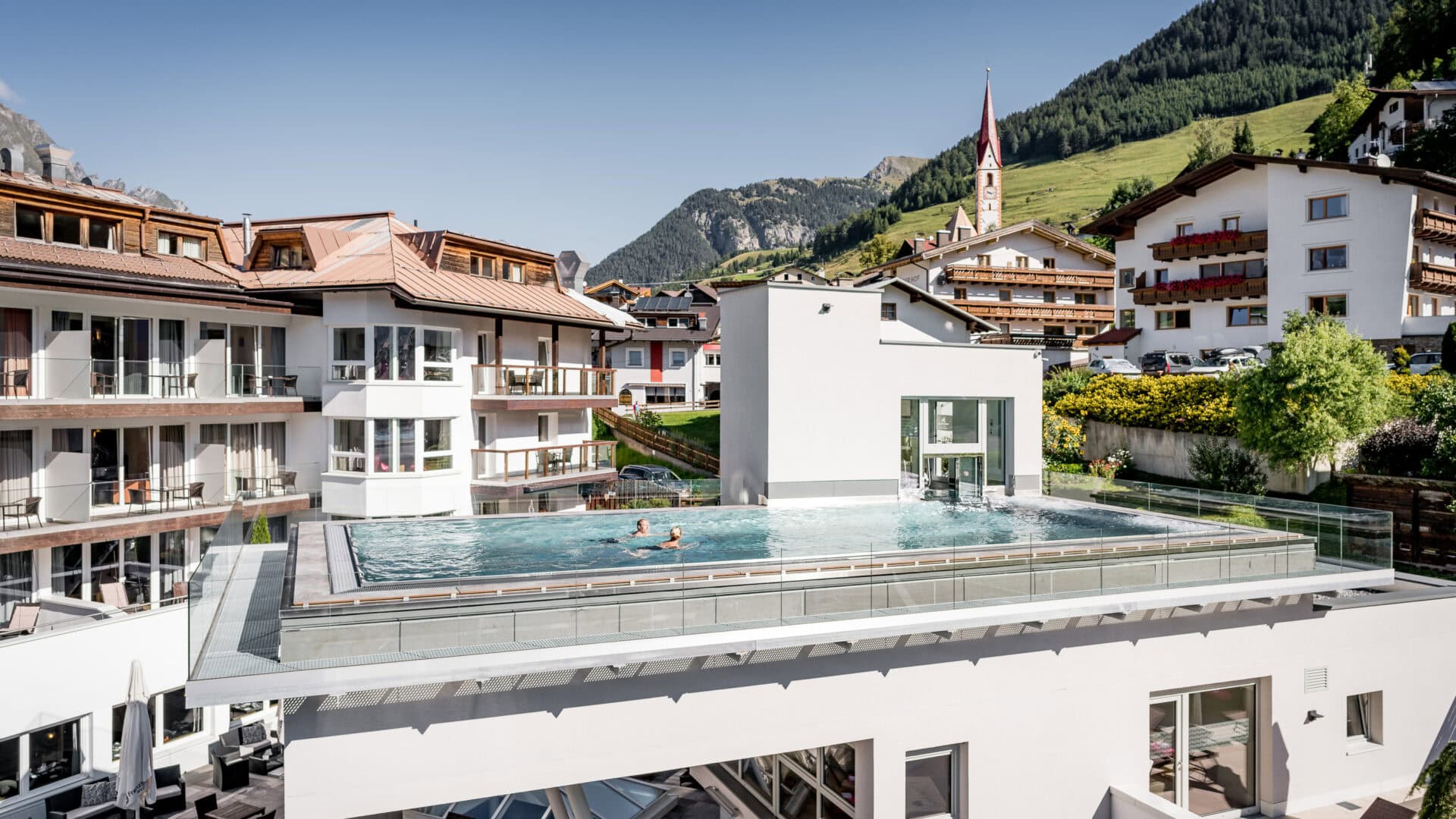 Hotel mit Infinity-Pool vor Berglandschaft