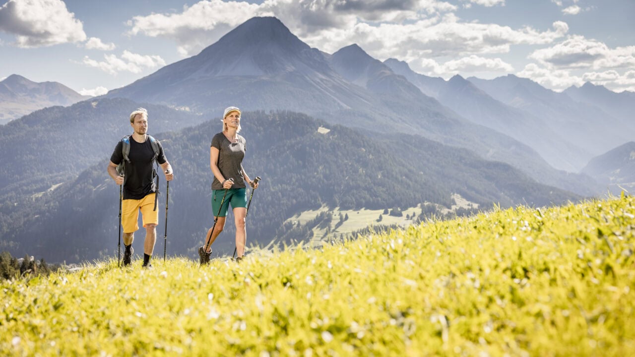 Wanderer in den Alpen mit Stöcken