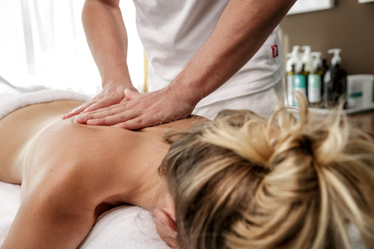 Person erhält eine entspannende Rückenmassage.