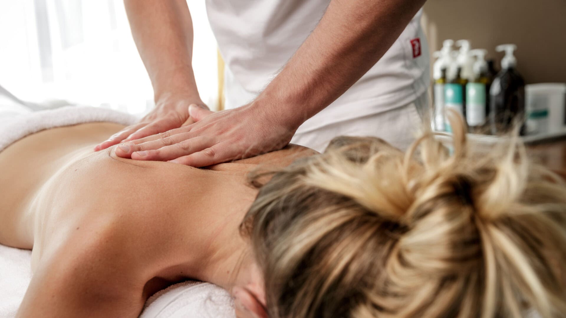 Person erhält eine entspannende Rückenmassage.