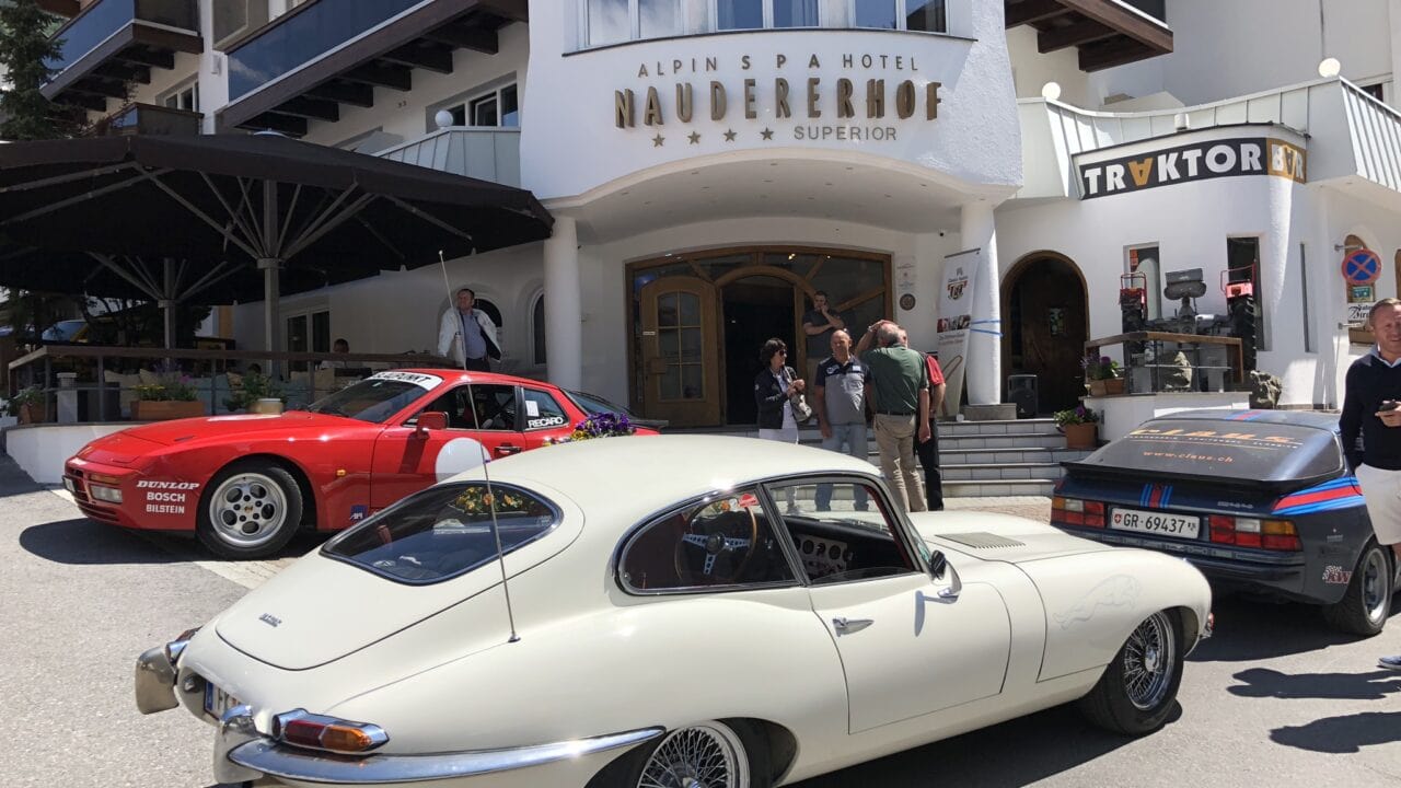 Klassische Autos vor Alpin Spa Hotel Naudererhof