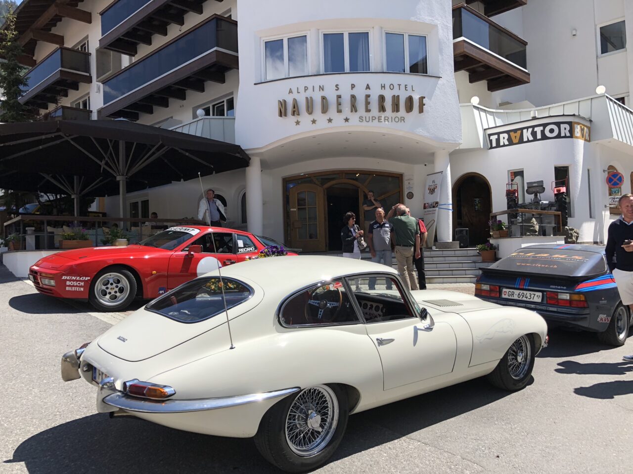 Klassische Autos vor Alpin Spa Hotel Naudererhof