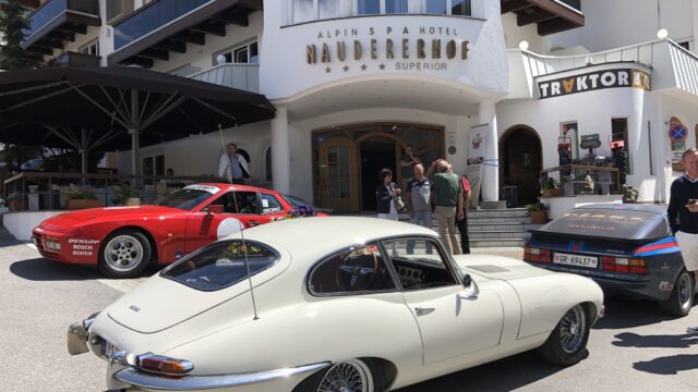 Klassische Autos vor Alpin Spa Hotel Naudererhof