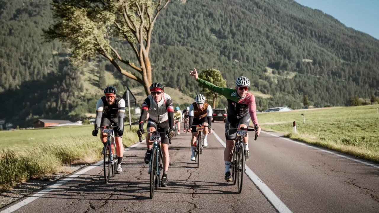 Fahrradfahrer auf Bergstraße im Sommer
