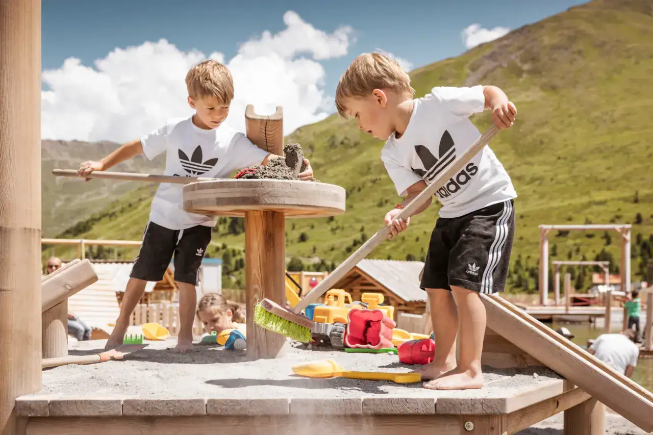 Kinder spielen im Sandkasten am Spielplatz