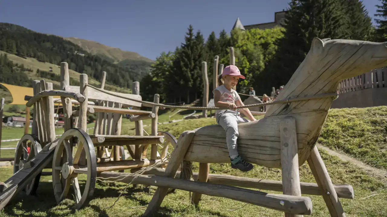 Naturspielplatz mit Kinder Holzschiff und -wagen in Naudererhof, Tirol, für Familien und Kinder.