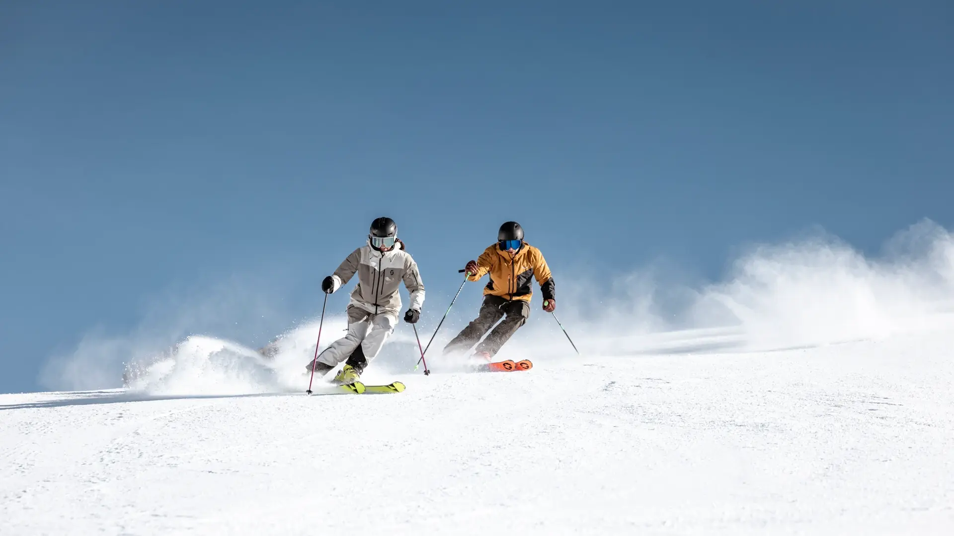 Zwei Personen beim Skifahren im Schnee