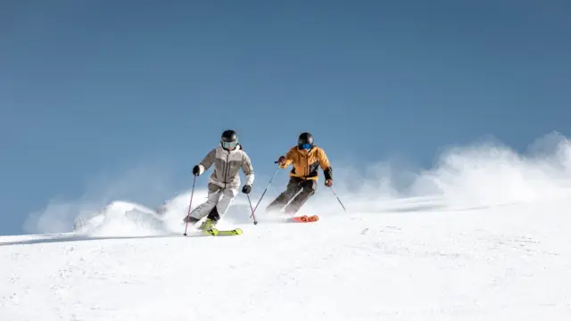 Zwei Personen beim Skifahren im Schnee
