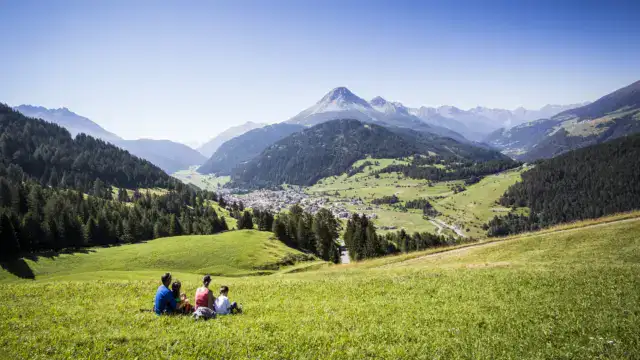 Berge, grüne Wiesen, Familien am Berg, Naturlandschaft Saunal, Naudererhof, Tirol, Alps.
