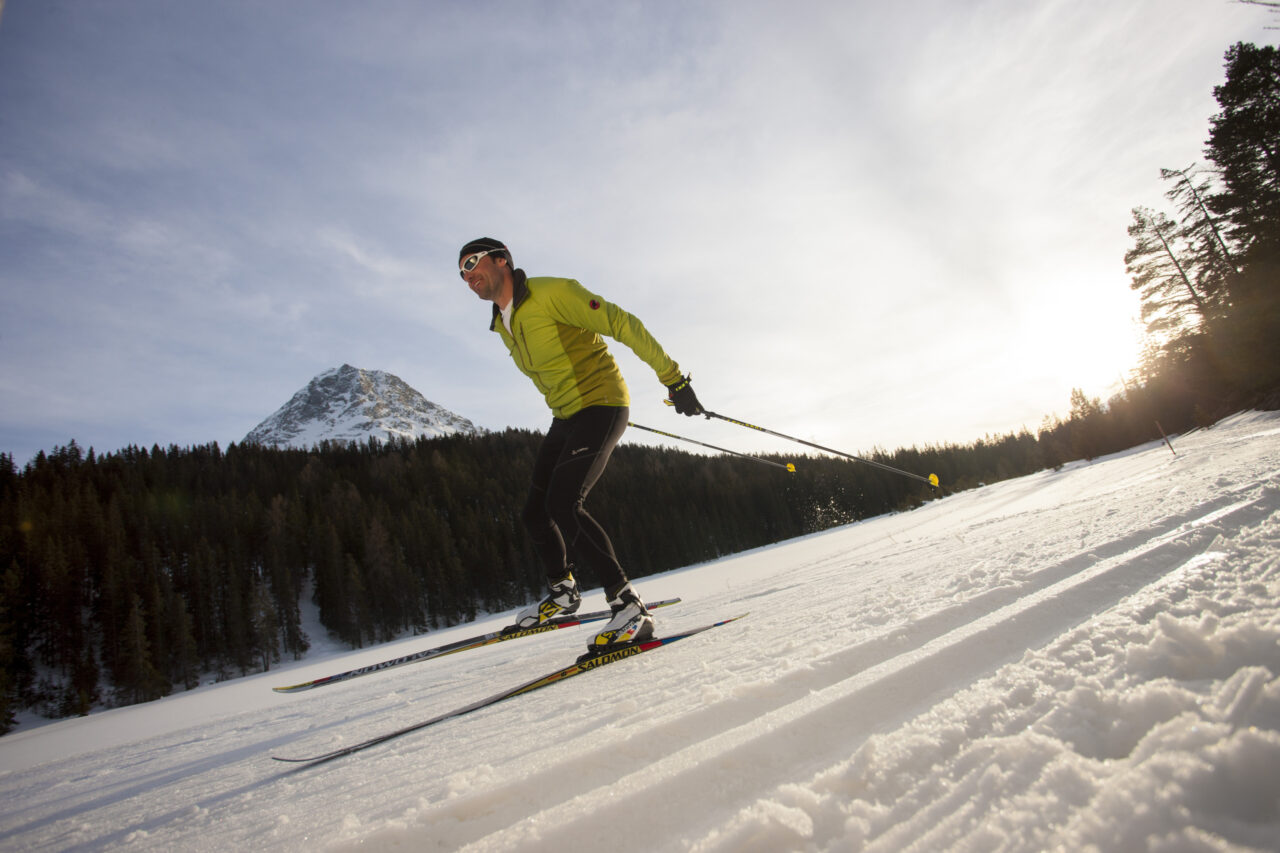 Langläufer in verschneiter Berglandschaft