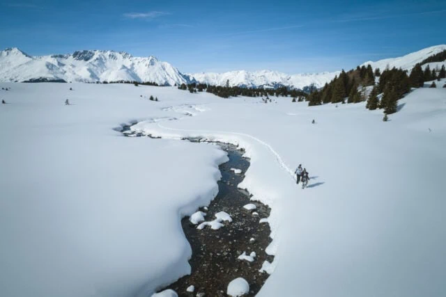 Winterlandschaft mit Schnee und Bergen