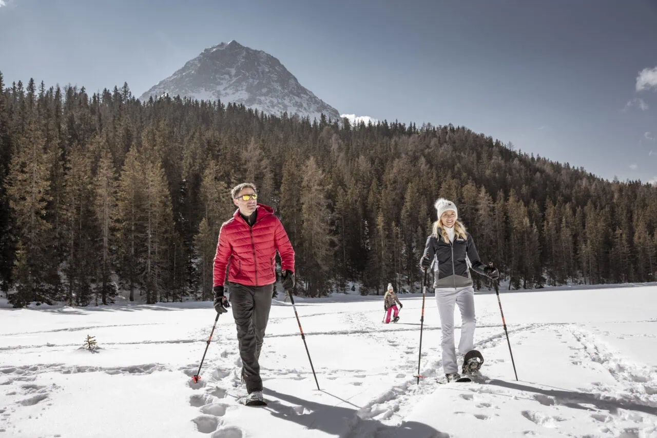 Menschen schneewandern in malerischer Winterlandschaft