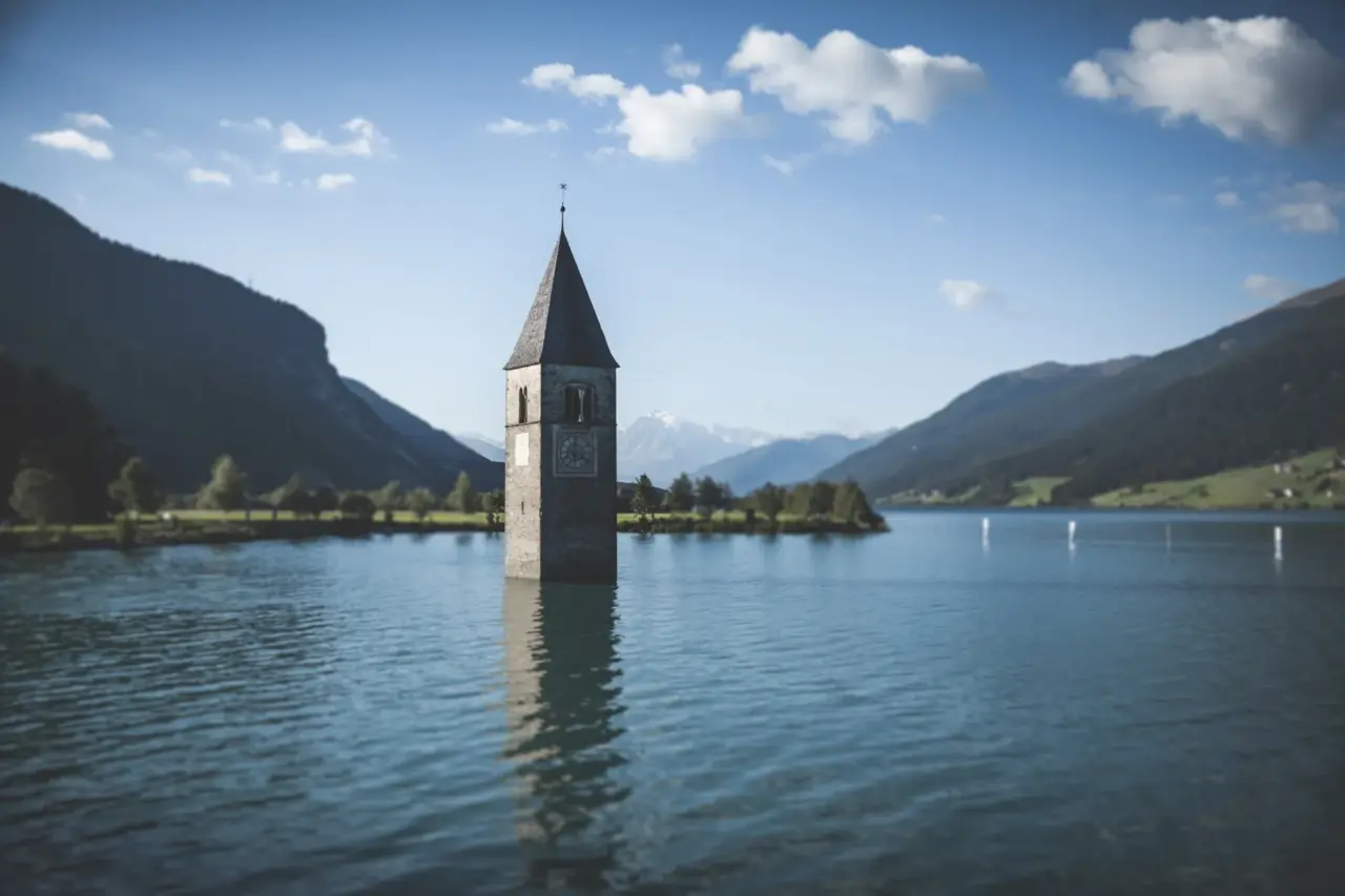 Kirchturm im Reschensee in Bergen