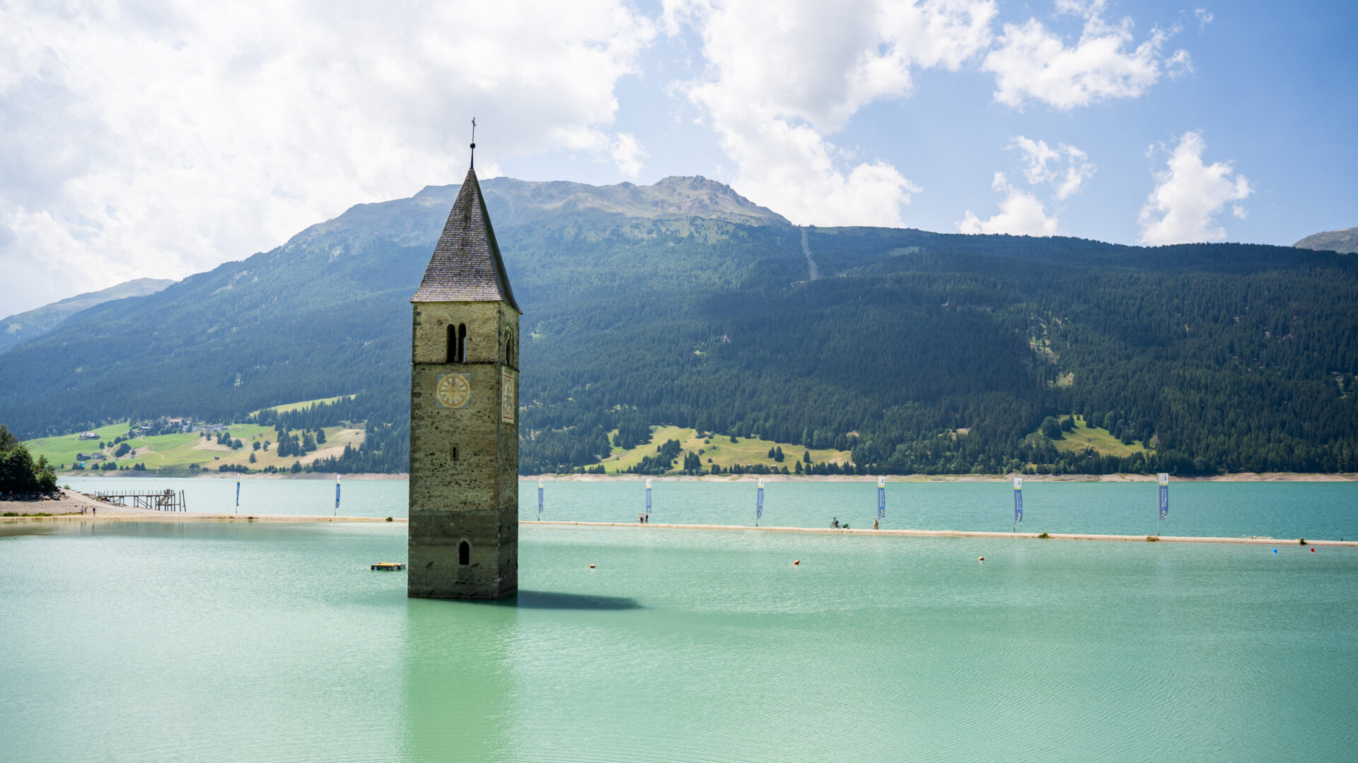 Halb versunkener Kirchturm im Reschensee, Alpenkulisse