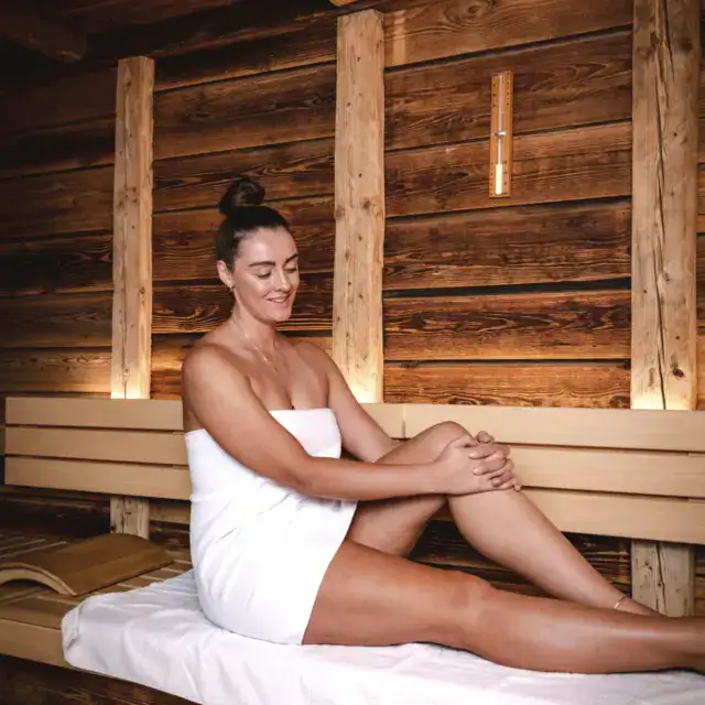 Entspannende Frau in Sauna, Naudererhof Wellness, Tirol.