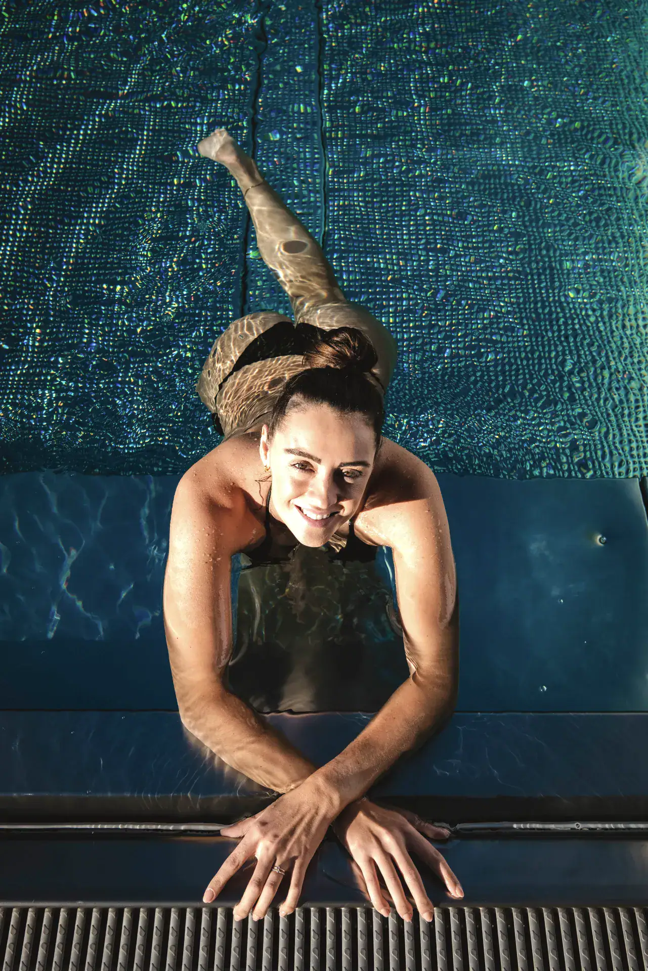 Entspannter Frau im Pool bei den Naudererhof Ferienwohnungen, Entspannung im Urlaub.
