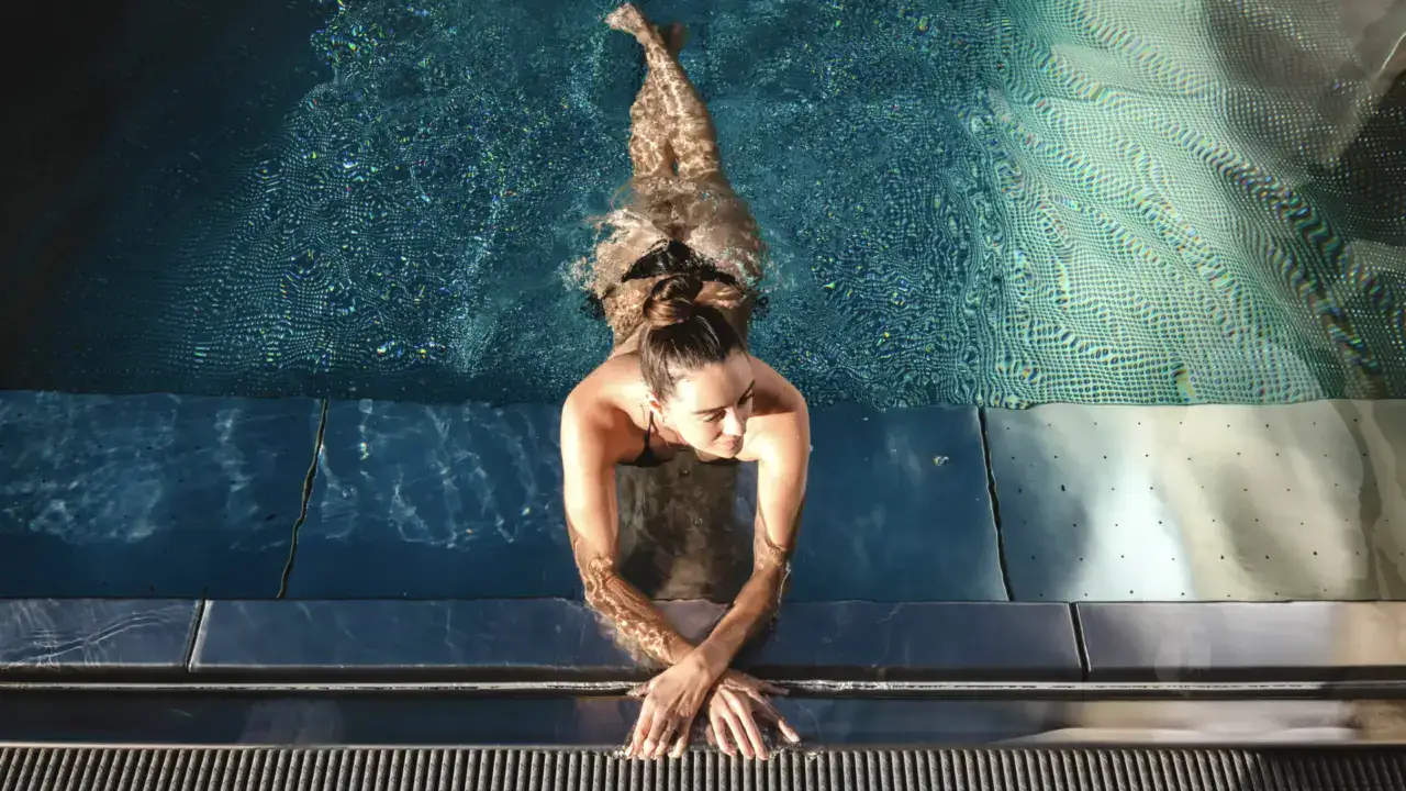 Person entspannt im Pool