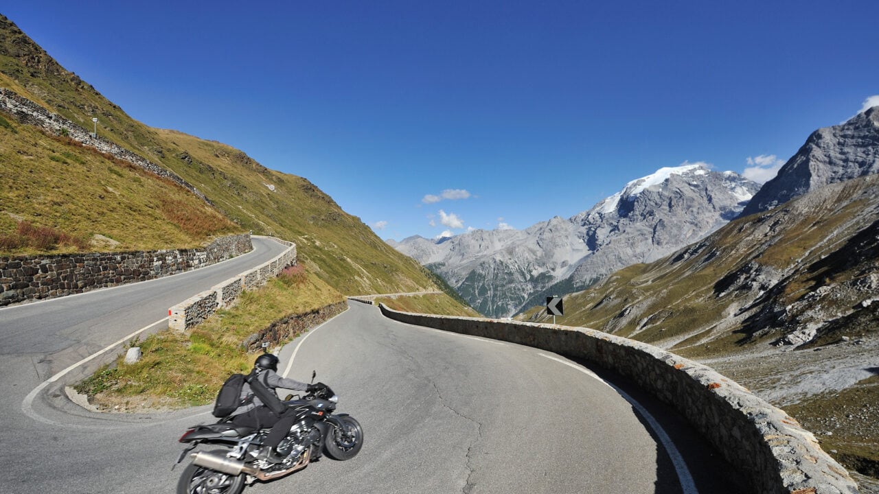 Motorradfahrer auf kurvenreicher Bergstraße