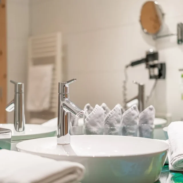 Modernes Badezimmer mit Waschbecken und Handtüchern.
