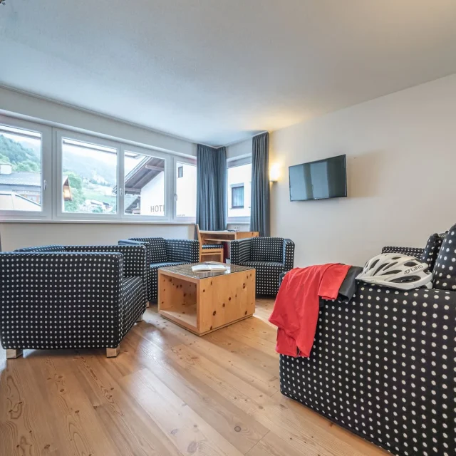 Helles Wohnzimmer mit Polstermöbeln und Holzfußboden.
