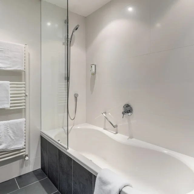 Moderne Badezimmer mit Badewanne und Handtuchhalter.