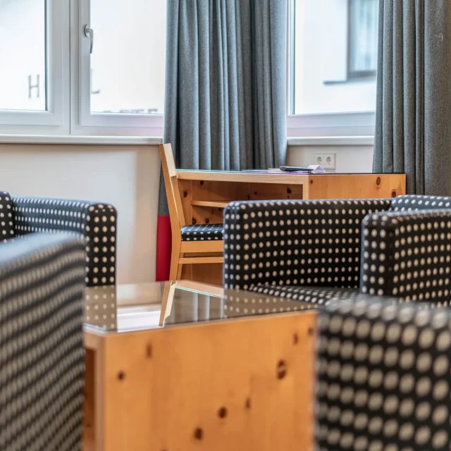 Gemütlicher Raum mit gepunkteten Stühlen und Tisch