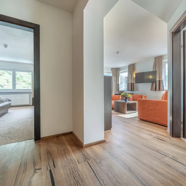 Moderner Wohnungsflur mit Wohnzimmer und Schlafzimmeransichten