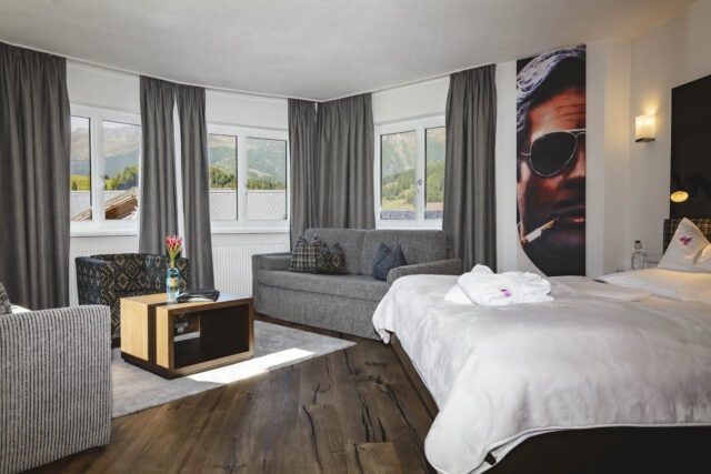 Hotelzimmer mit Bergblick und modernem Design