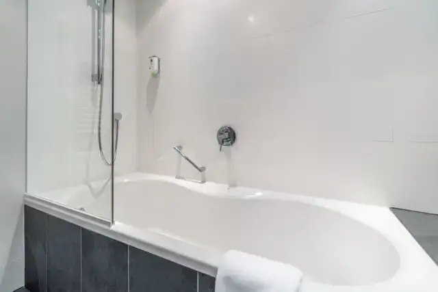 Moderne Badewanne mit Duscharmatur