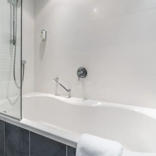 Moderne Badewanne mit Duscharmatur